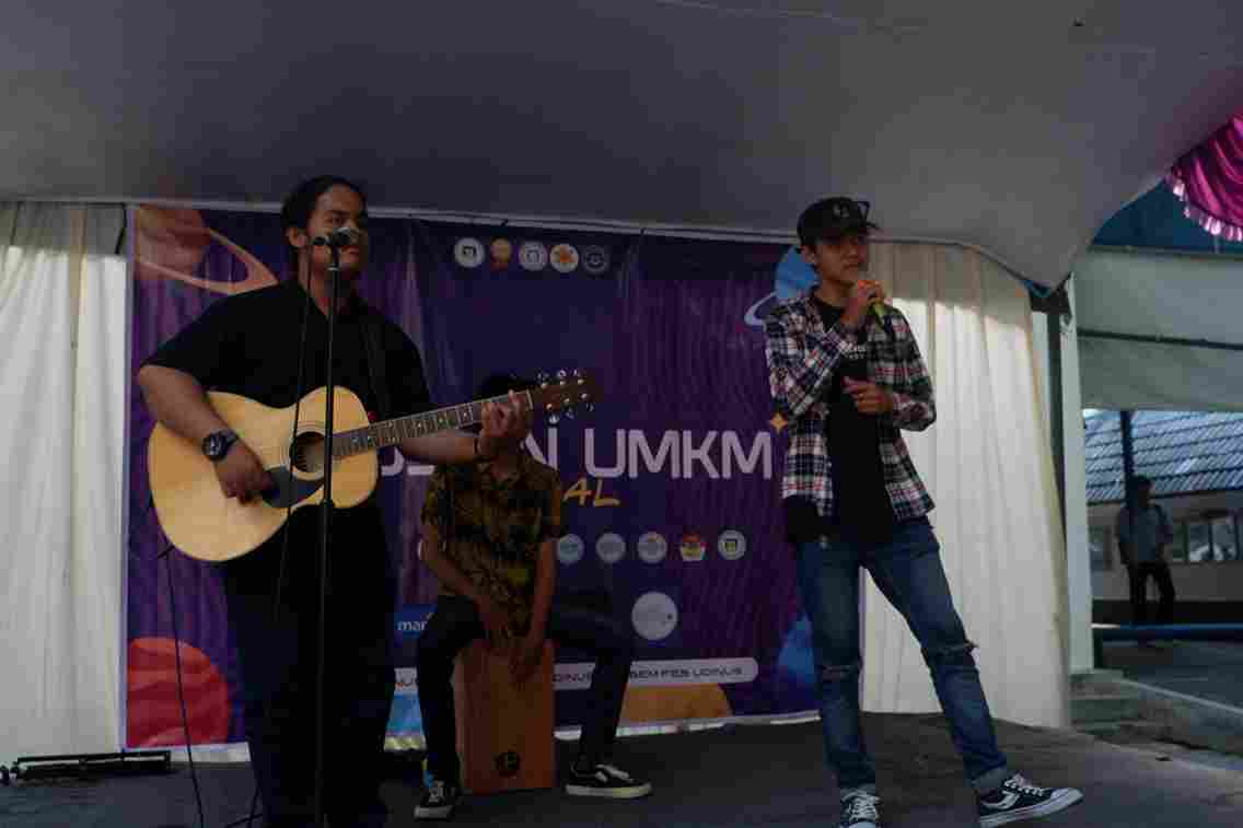 Penampilan UKM Musik sesi tiga